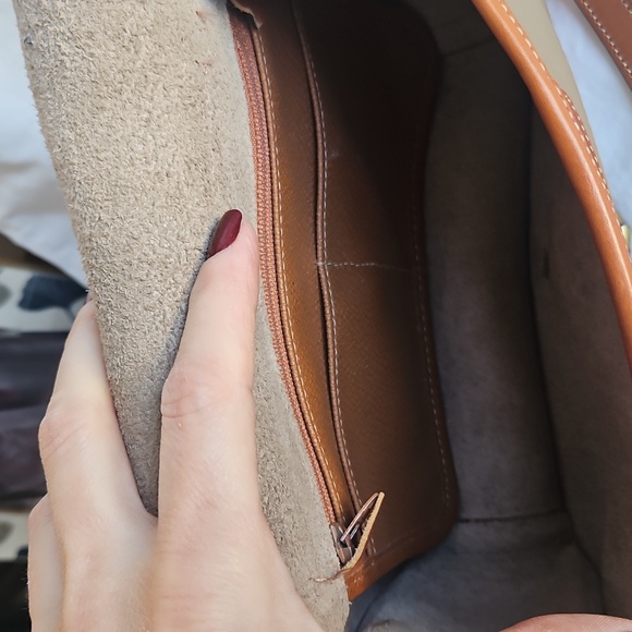 Vintage Dooney & Bourke Classic Tan and Brown Leather Crossbody Bag - Picture 11 of 13